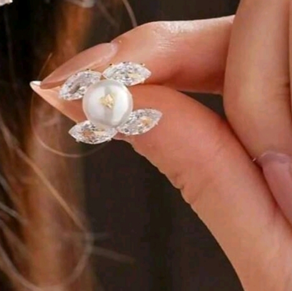 VINTAGE EARRINGS - Picture 2 of 3